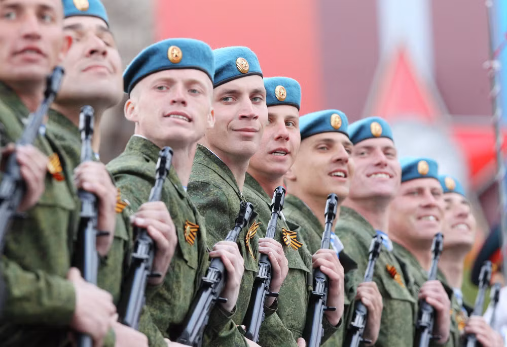 Ngoài hoạt động chiến đấu, phòng thủ đất nước, lính dù Nga còn là lực lượng tích cực tham gia các hoạt động gìn giữ hòa bình do Liên Hợp Quốc phát động.