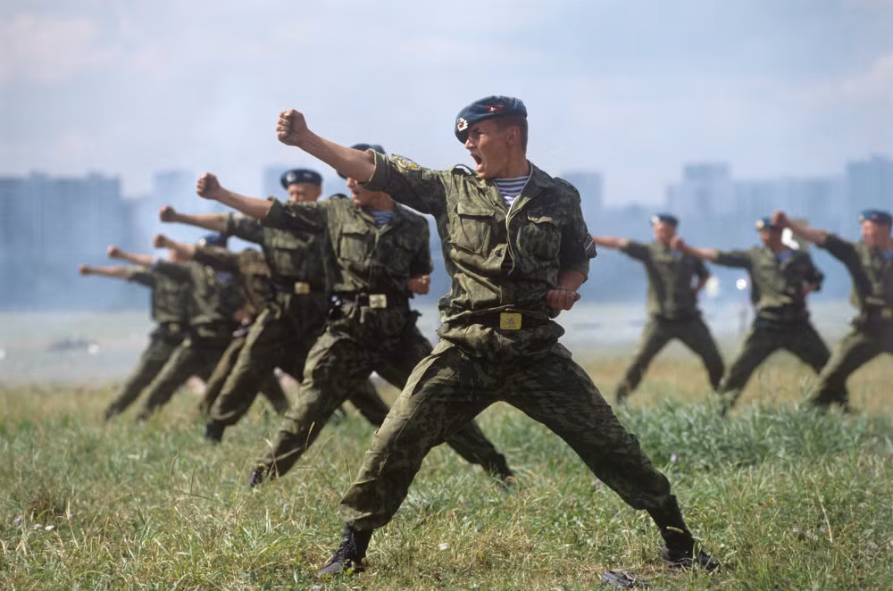 Bộ đội đổ bộ đường không phô diễn võ thuật tại một dịp kỷ niệm ngày truyền thống của lực lượng tại Moscow. Lính dù Nga được đánh giá là một trong những đơn vị được đào tạo gắt gao, giỏi võ, dũng cảm và kỷ luật nhất trong quân đội Nga.