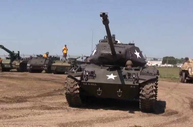 Các dòng xe tăng hạng nhẹ M24, M41 từng rất được Quân đội Mỹ ưa chuộng trong và những năm đầu sau Chiến tranh Thế giới thứ 2. Thậm chí, M41 còn được sử trọng Quân đội Mỹ và nhiều nước khác sử dụng hàng chục năm sau đó. Tuy nhiên, các hậu duệ của chúng sau này đều không chiếm lĩnh được bất kỳ vị trí nào trong Quân đội Mỹ.