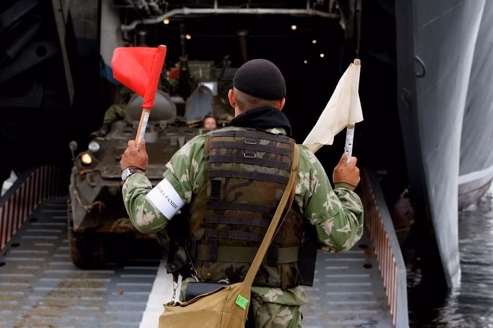 Xe bọc thép BTR-80 rời tàu đổ bộ Hải quân Nga.