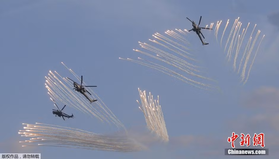 Trực thăng tấn công hạng nặng Mi-28N trình diễn pháo sáng.