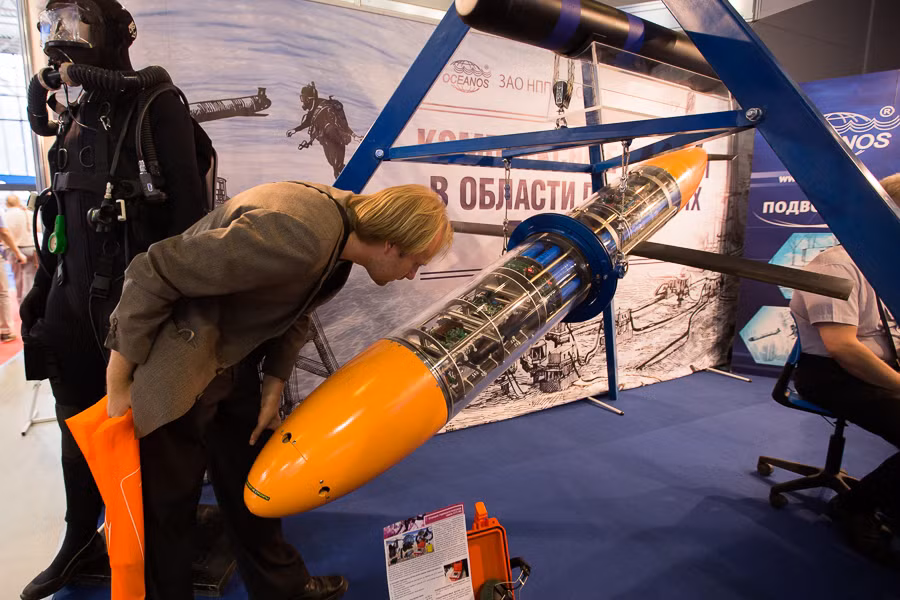 Một khách tham quan đang rất tò mò về loại thiết bị mới này.