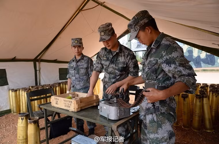 Trong ảnh là nơi lưu giữ các vỏ đạn pháo của Type 59D sau khi bắn xong.