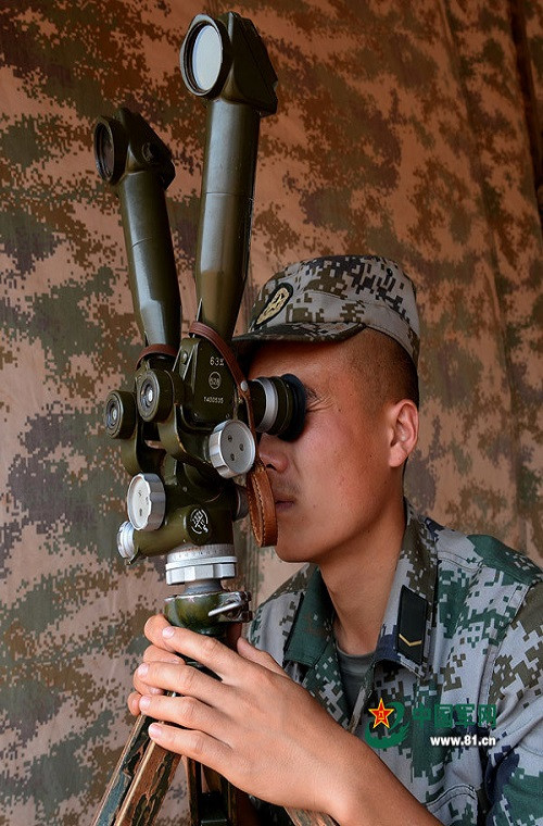 Một binh sĩ quan sát vị trí mục tiêu của xe tăng Type 59D sau khi nó bắn xong.