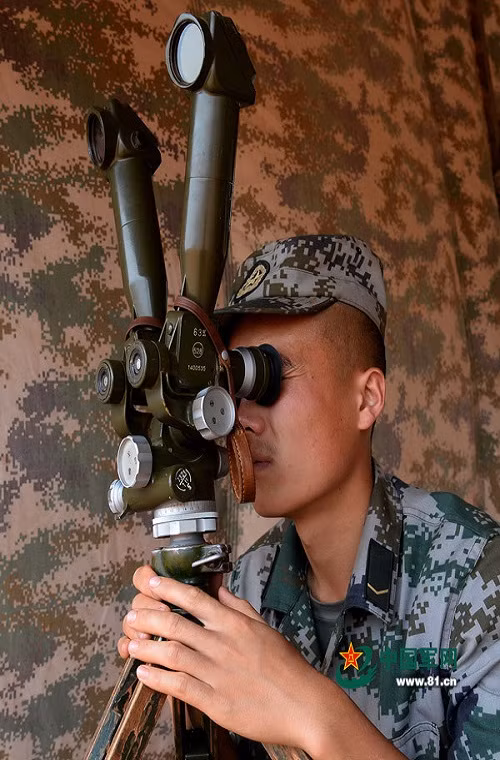 Một binh sĩ quan sát vị trí mục tiêu của xe tăng Type 59D sau khi nó bắn xong.