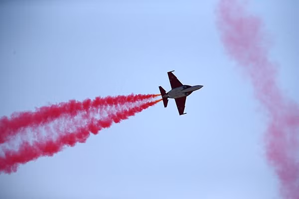 Máy bay Nga phụt khói màu ấn tượng trên bầu trời.