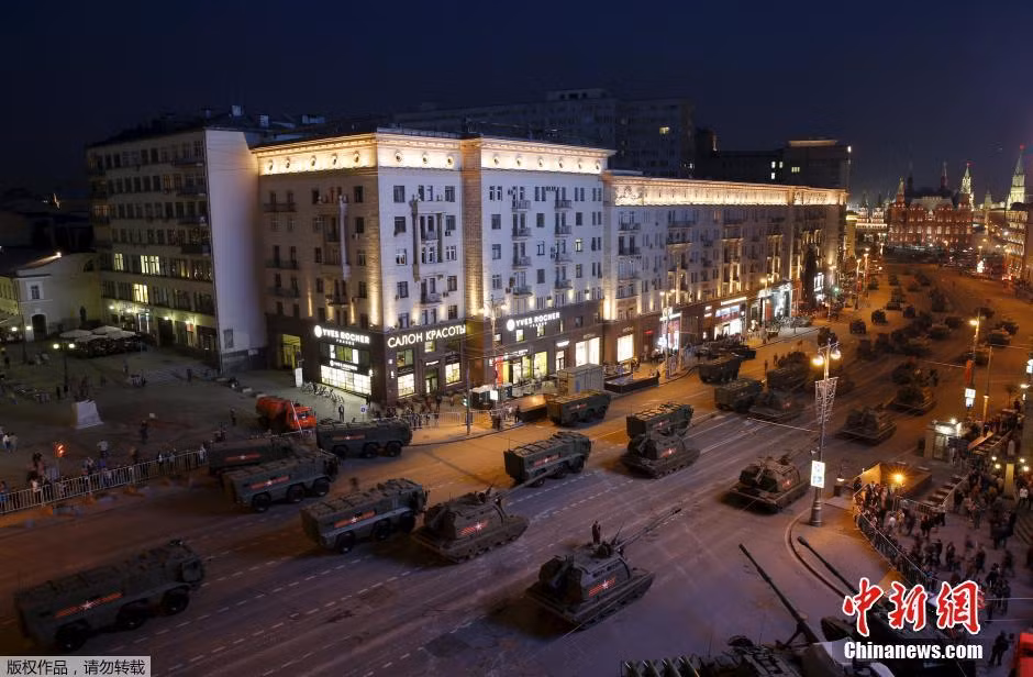 Thành phố Moscow về đêm trở nên náo nhiệt.