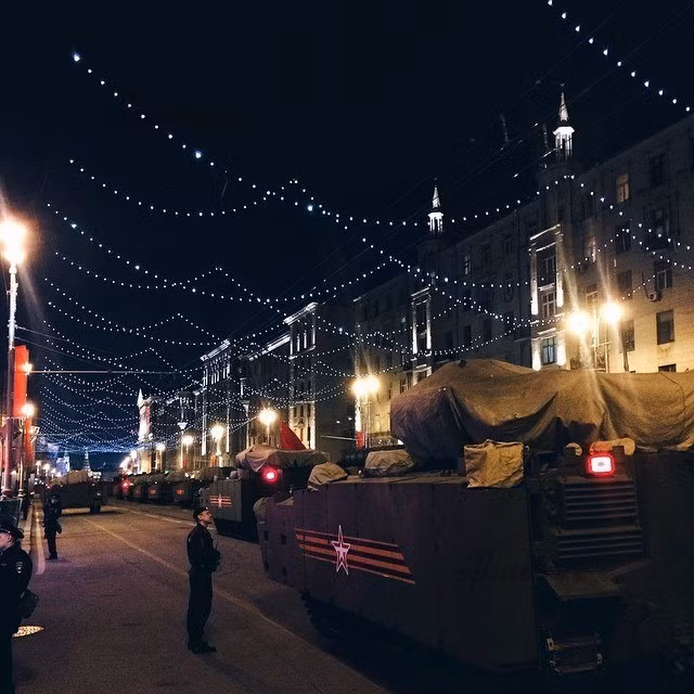 Các thiết bị di chuyển, tập luyện không ngừng nghỉ cả trong đêm tối.