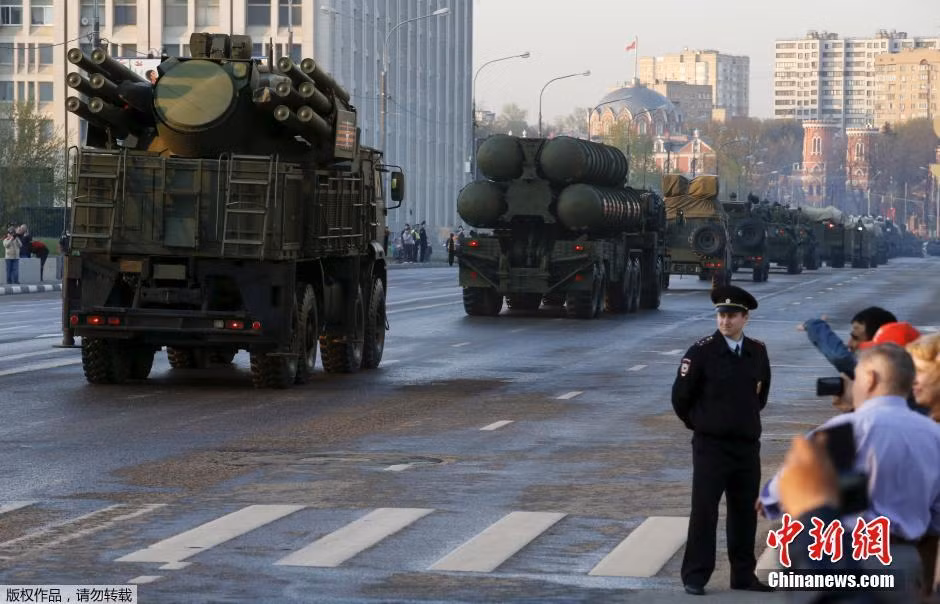 Vũ khí, khí tài vẫn không ngớt đổ về thủ đô Moscow.