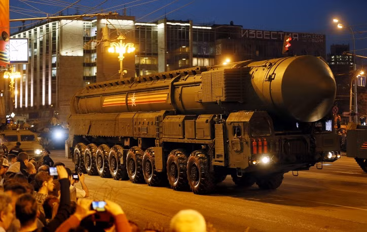 Sự hiện diện của "gã khổng lồ" tên lửa đạn đạo liên lục địa Topol-M khiến người dân Nga phấn khích hơn. Họ thi nhau dùng điện thoại chụp lại hình ảnh hệ thống siêu tên lửa này.
