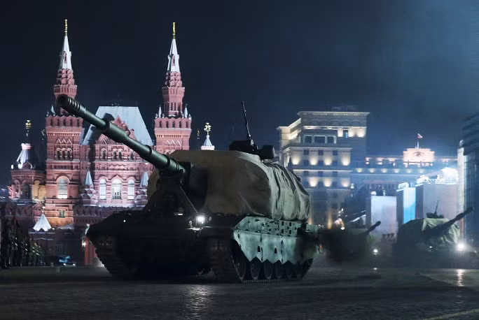 Những cỗ pháo diễn tập duyệt binh trong đêm.