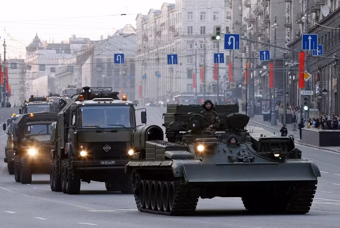 Các xe quân sự nối đuôi nhau chạy dọc con phố Tverskaya, Moscow.