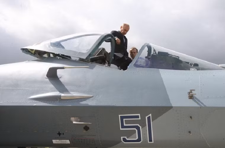 Chương trình phát triển T-50 dành được khá nhiều sự quan tâm của Bộ quốc phòng Nga cũng như lãnh đạo của nước này. Trong ảnh là Tổng thống Nga Vladimir Putin ngồi bên trong một chiếc T-50 vào năm 2010.