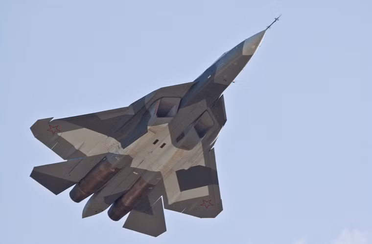 Đến giữa năm 2011, tiêm kích tàng hình Su T-50 mới được hãng Sukhoi chính thức giới thiệu lần đầu tiên tại triển lãm hàng không vũ trụ MAKS-2011 được tổ chức gần Moscow. Theo kế hoạch Không quân Nga sẽ tiếp nhận những chiếc T-50 đầu tiên từ Sukhoi vào năm 2016, sau khi mẫu máy bay này hoàn tất quá trình thử nghiệm.