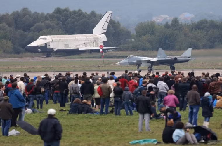 Trong ảnh một tàu con thoi Buran của Nga và một chiếc T-50 tại triển lãm hàng không MAKS-2013.