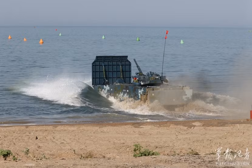 Phần quan trọng nhất mà các xe chiến đấu lội nước ZBD-2000 phải trình diễn là thực hiện các kỹ năng lội nước theo đường đua được đánh dấu ở trên biển. Ảnh: ZBD-2000 giơ tấm cản nước sẵn sàng chống lại sóng biển.