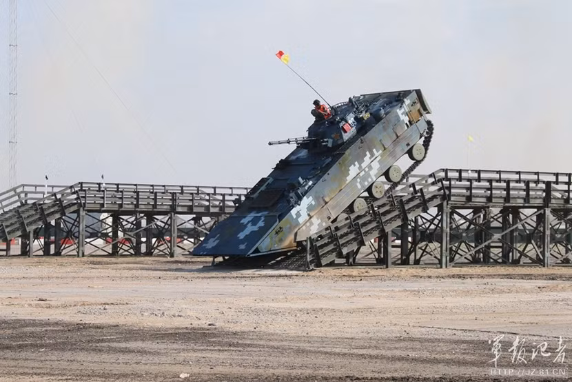 ZBD2000 thể hiện năng lực chạy đường hẹp trên cầu và lao xuống cầu thẳng đứng.