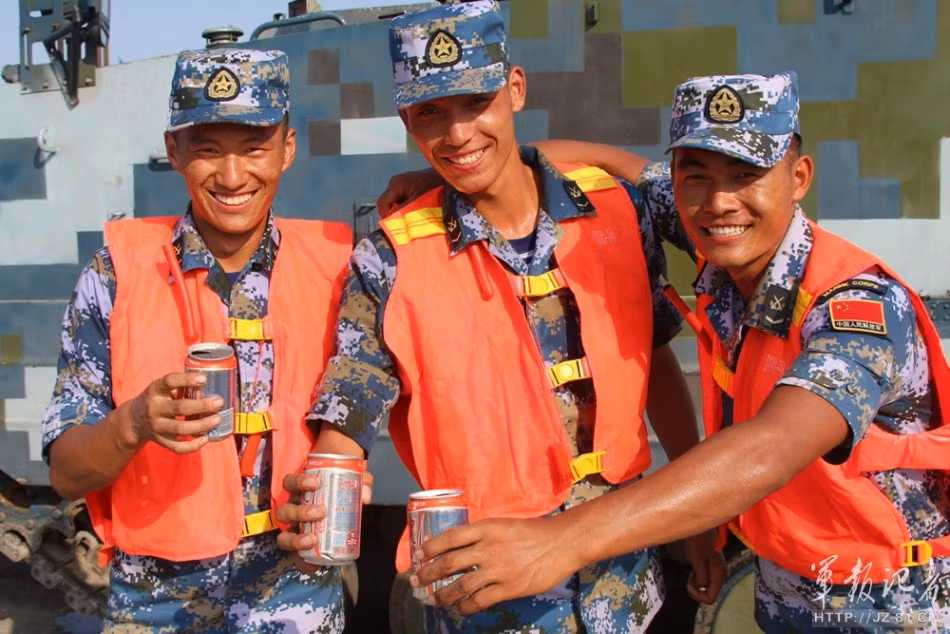 Quá xúc động trước kết quả vượt trội so với đối thủ nặng ký là Nga, đội của Trung Quốc sau đó đã bật bia ăn mừng ngay khi kết thúc vòng đua đầu tiên.