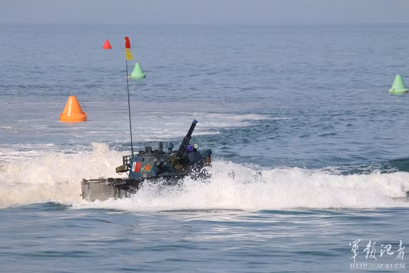 Khi chạy trên nước, ZBD-2000 sử dụng động cơ chính kết hợp với hai động cơ thủy phản lực cho công suất lên tới 1.580 mã lực.