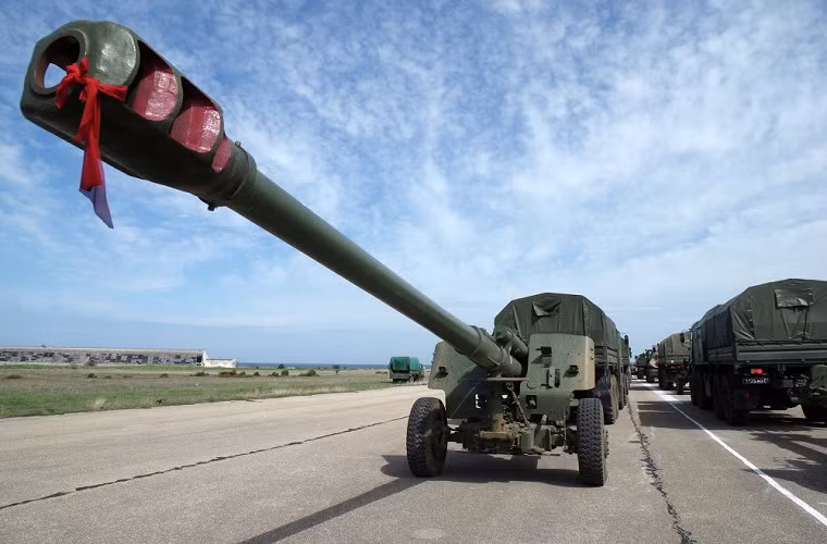 Buổi lễ duyệt binh mừng Ngày Chiến thắng tại Crimea còn có sự tham gia của bộ tư lệnh chỉ huy Hạm đội Biển Đen, các đơn vị hải quân Nga đóng tại Crimea, các lữ đoàn không quân hải quân và các lữ đoàn phòng không thuộc Quân khu phía Nam của Nga. Trong ảnh, lựu pháo tầm xa 2A65 Msta-B 152mm đang được xe kéo pháo kéo trên đường băng sân bay.