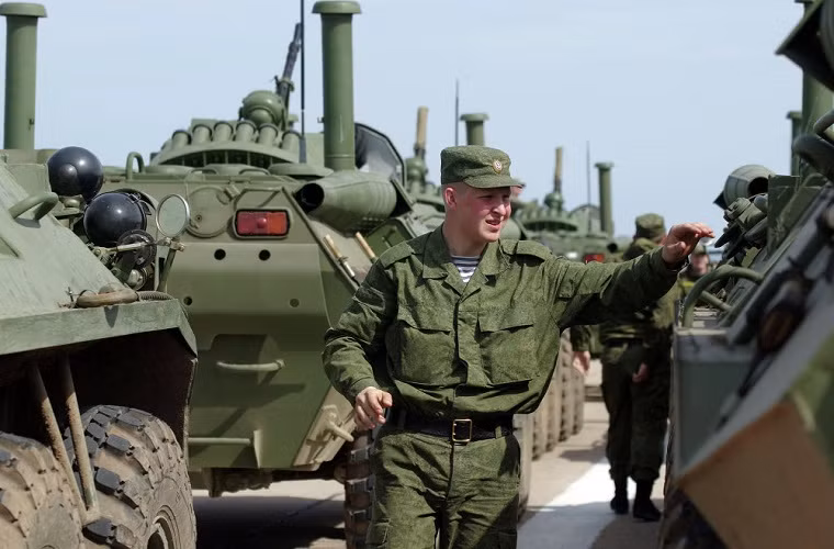 Bên cạnh đó, các đơn vị thuộc Bộ Nội vụ và Bộ Tình trạng Khẩn cấp của Nga đóng tại Crimea cũng sẽ tham gia vào lễ duyệt binh mừng Ngày Chiến thắng vào hôm 9/5. Trong ảnh là xe BTR-80 của Nga tham gia diễn tập duyện binh tại Sevastopol.