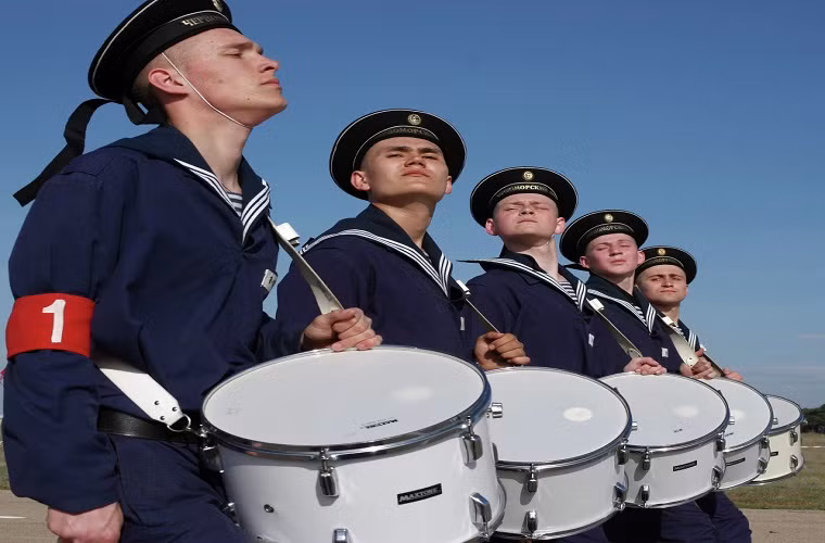 Sẽ có hơn 40 đơn vị cùng các trang thiết bị quân sự hiện đại của Nga sẽ tham gia vào lễ duyện binh tại Sevastopol như xe thiết giáp chở quân BTR-80, tổ hợp tên lửa phòng không Osa, tổ hợp tên lửa phòng thủ bờ biển Bastion, tổ hợp tên lửa phòng không tầm xa S-300 và tổ hợp tên lửa – pháo phòng không Pantsir-S1.