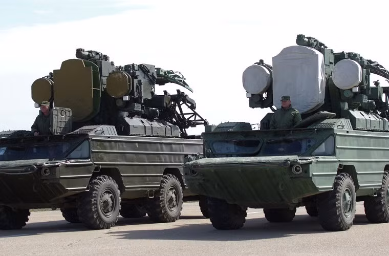 Trong khi đó trên bầu trời sẽ có sự xuất hiện của các máy bay thuộc các đơn vị không quân của Hạm đội Biển Đen gồm: máy bay chống ngầm Be-12, máy bay vận tải quân sự An-26, máy bay Tu-134 và trực thăng Ka-27PS. Trong ảnh là tổ hợp tên lửa phòng không Osa tham gia diễn tập duyện binh tại Sevastopol.