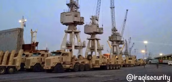 Các xe tải xếp hàng để chở các vũ khí từ bến cảng về căn cứ. Đây không phải là lần đầu Iraq, một nước được cho đang phụ thuộc nhiều vào Mỹ, tiến hành mua vũ khí từ Nga. Trong năm 2014, Iraq cũng đã nhận được loạt trực thăng Mi-28NE từ Nga.