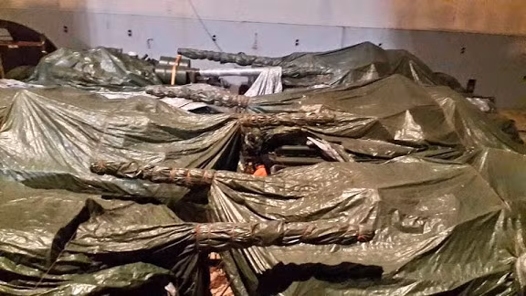 Lô xe tăng chiến đấu chủ lực T-72 được bọc kỹ càng để tránh bị hư hỏng trong quá trình vận chuyển. Những cỗ máy này được cho là rất cần thiết trong cuộc chiến chống lại lực lượng phiến quân IS đang hoành hành hiện nay ở Iraq.