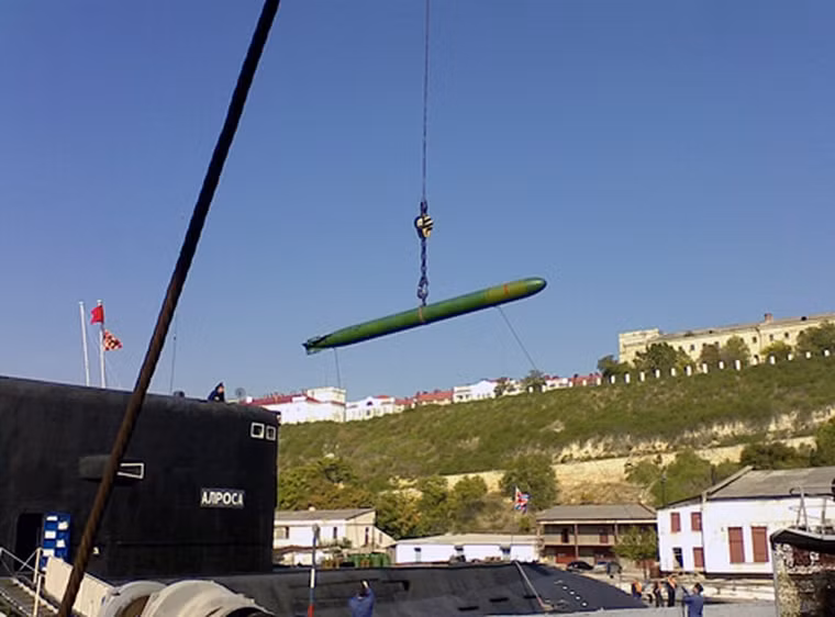 Ngư lôi sử dụng công nghệ “Wake-homing” chứa các cảm biến cho phép nó tự lần theo vệt đi của tàu trên mặt nước. Khả năng này có thể khiến các biện pháp đánh chặn bằng mồi nhử của Hải quân Mỹ bị vô hiệu hóa và làm cho con tàu khó mà tránh khỏi một cuộc tấn công trực tiếp.