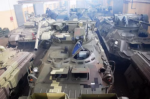 Để đảm bảo hồi sinh kịp thời các xe tăng-thiết giáp bị hỏng cho quân đội Ukraine, Nhà máy sửa chữa tăng - thiết giáp Kiev phải làm việc cật lực, ngày 3 ca. Hoạt động này được cho là cần thiết nhất là trong các cuộc giao tranh với quân ly khai, số lượng vũ khí mà quân đội Kiev bị tiêu hao không phải là nhỏ.