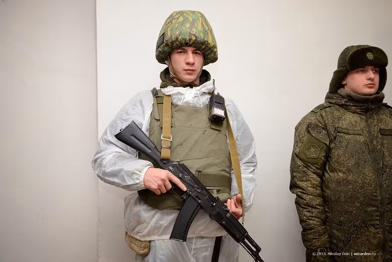 Binh sĩ Trung đoàn mặc bộ đồ tác chiến và cầm trên tay khẩu súng trường tấn công AK-74.