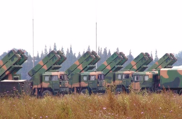 Các xe phóng tự hành của tổ hợp tên lửa phòng không tầm ngắn – trung HQ-64 cũng sẽ dự duyệt binh 3/9. Loại tên lửa này thiết kế với 4 hộp đạn lắp trên thân khung bệ xe bánh lốp. Tên lửa đạt tầm phóng 1-18km, độ cao hạ mục tiêu 30m đến 12km.