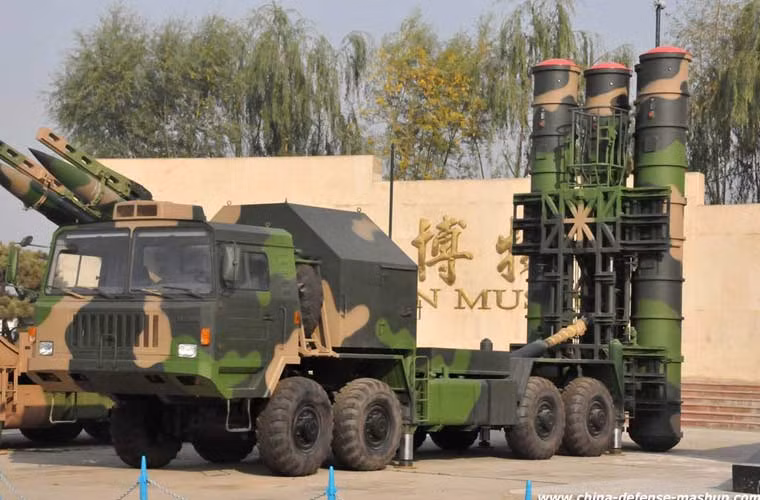 Đạn tên lửa HQ-9 đạt tầm bắn tối đa 200km, độ cao 27km, tốc độ bay Mach 4,2m. Tên lửa HQ-9 sử dụng phương thức dẫn đường quán tính cộng với radar chủ động đoạn cuối, “ưu thế hơn” phương thức dẫn đường TVM của Patriot-1 và Patriot-2, cũng như của S-300.