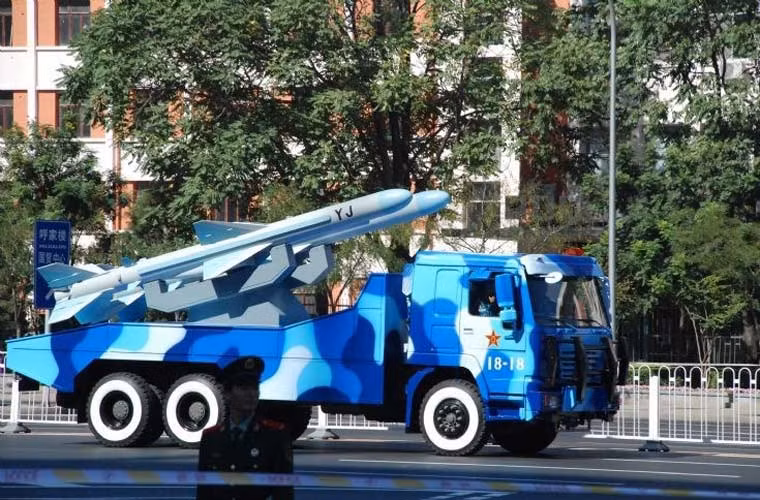 Tên lửa hành trình chống hạm YJ-83 vốn chủ yếu có mặt trên các tàu hộ vệ, khu trục Trung Quốc lần này sẽ được đặt trên xe tải tiến vào Thiên An Môn ngày 3/9.