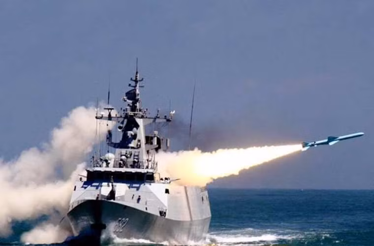 YJ-83 đạt tầm bắn 180km hoặc 250km (phóng từ trên không), trang bị đầu tự dẫn radar chủ động. Ảnh: Tàu hộ vệ tên lửa Type 056 phóng YJ-83.