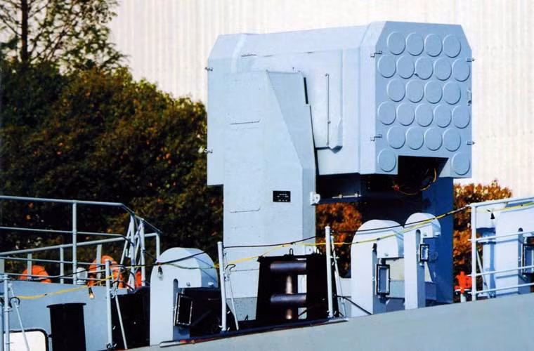 Không chỉ HHQ-9, Trung Quốc cũng sẽ đưa các tổ hợp tên lửa hải đối không khác như HHQ-10, tên lửa chống hạm YJ-83, YJ-12 lên mặt đất. Ảnh: Bệ phóng tên lửa HHQ-10 được cho là sao chép mẫu RIM-116 RAM của Mỹ. HHQ-10 thiết kế với bệ phóng 22 ống trang bị các quả đạn đạt tầm bắn 9km.