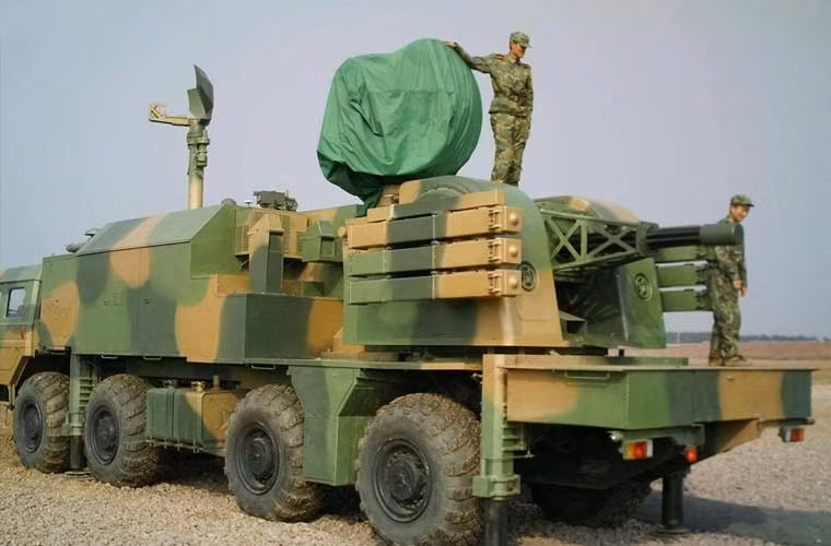 Đặc biệt Quân đội Trung Quốc sẽ đưa ra cả tổ hợp pháo phòng thủ tầm gần LD-2000 tới Thiên An Môn ngày 3/9. LD-2000 thiết kế với tổ hợp pháo Type 730 (trang bị trên tàu chiến) tích hợp lên khung gầm xe 8x8 bánh lốp và bổ sung thêm trạm radar HQ-6A có thể tương tác với HQ-64.