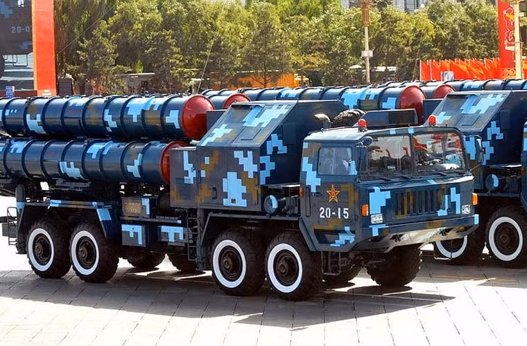 Đứng đầu bảng trong danh sách loạt tên lửa tối tân Trung Quốc tham gia cuộc duyệt binh ngày 3/9 là các xe phóng tự hành tổ hợp tên lửa phòng không HQ-9. Đây được xem là mẫu tên lửa sao chép công nghệ S-300 Nga và Patriot Mỹ. Dù Trung Quốc luôn tin rằng HQ-9 vượt trội S-300 nhưng các chuyên gia Nga thì bình luận rằng HQ-9 có lẽ chỉ tương đương đời đầu S-300. Chẳng thế mà, dù đã sản xuất được HQ-9 nhưng hiện tại đóng vai trò “xương sống” trong mạng phòng không Trung Quốc vẫn là các tổ hợp S-300PMU1/PMU2.