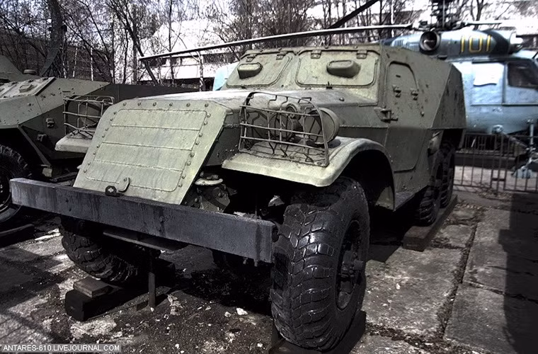 Xe bọc thép chở quân BTR-152.