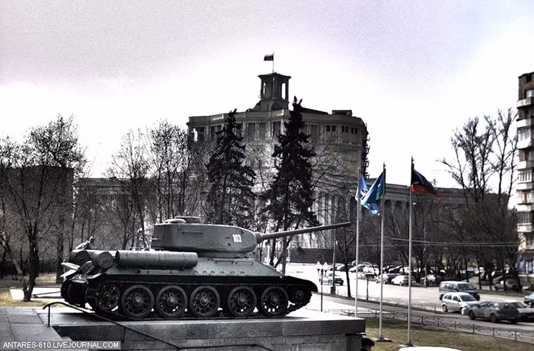 Bên cạnh lựu pháo D-1 152mm một chiếc xe tăng hạng trung T-34 cũng được đặt trước cửa ra vào của bảo tàng quân sự lớn nhất Moscow.