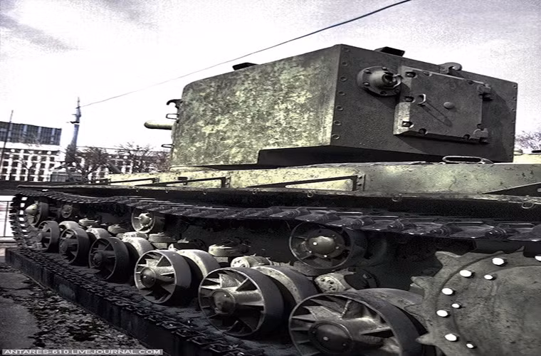 Tháp pháo đặc biệt của KV-2 khi nhìn từ phía sau.