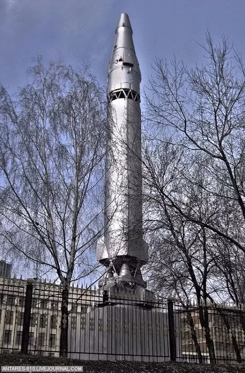 Tên lửa đạn đạo liên lục địa R-9 (định danh NATO SS-8 Sasin) được trưng bày bên ngoài khuôn viên của bảo tàng quân sự.