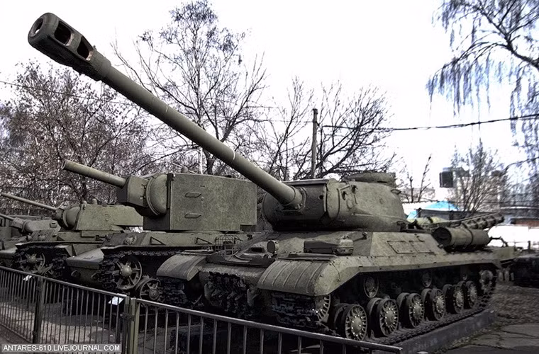 Một mẫu xe tăng hạng nặng khác của Liên Xô được trưng bày tại Bảo tàng Trung ương Các lực lượng Vũ trang Nga là IS-2 - nỗi khiếp sợ của lực lượng tăng thiết giáp Đức trong Chiến tranh Thế giới thứ II.