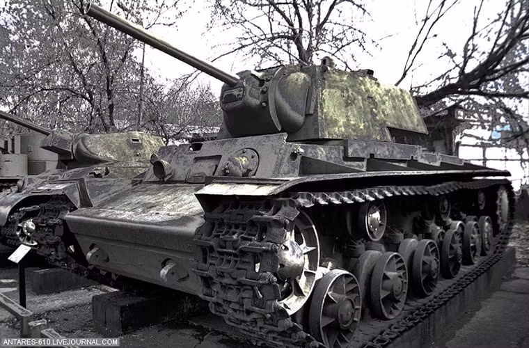 Bảo tàng Trung ương Các lực lượng Vũ trang Nga tiền thân là Bảo tàng Quân đội Liên Xô được thành lập từ những năm 1920 và hoạt động cho đến nay. Đây được xem là một trong những bảo tàng quân sự lớn nhất Nga và là lớn nhất ở Moscow. Trong ảnh là một xe tăng hạng nặng KV-1 được phát triển từ thời Liên Xô.