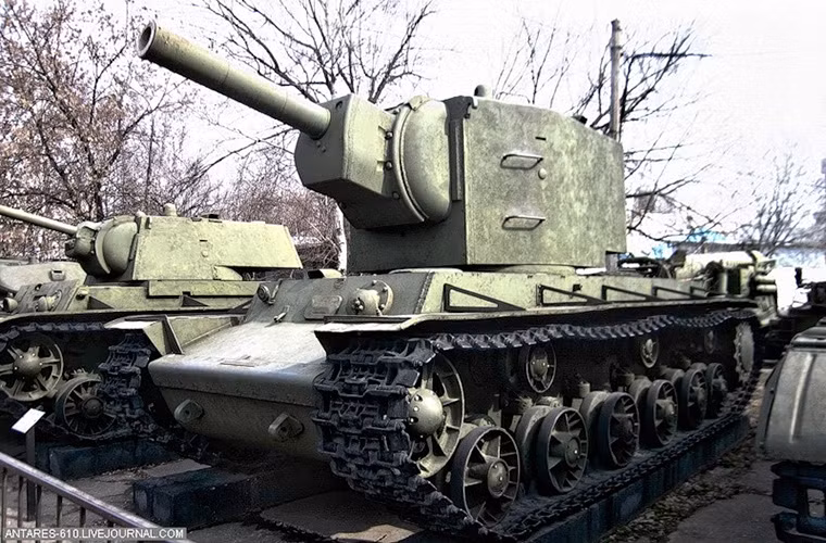 Bảo tàng quân sự thuộc hàng "khủng" của Nga lưu giữ vô số các cỗ xe tăng hạng nặng, hạng trung huyền thoại của Liên Xô trong CTTG 2. Ảnh: Xe tăng hạng nặng KV-2 với tháp pháo "khủng" lắp nòng 152mm ML-10.