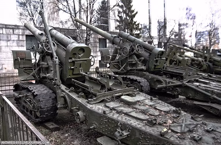 Khu trưng bày các mẫu pháo hạng nặng được Quân đội Liên Xô sử dụng trong Chiến tranh Thế giới thứ II.