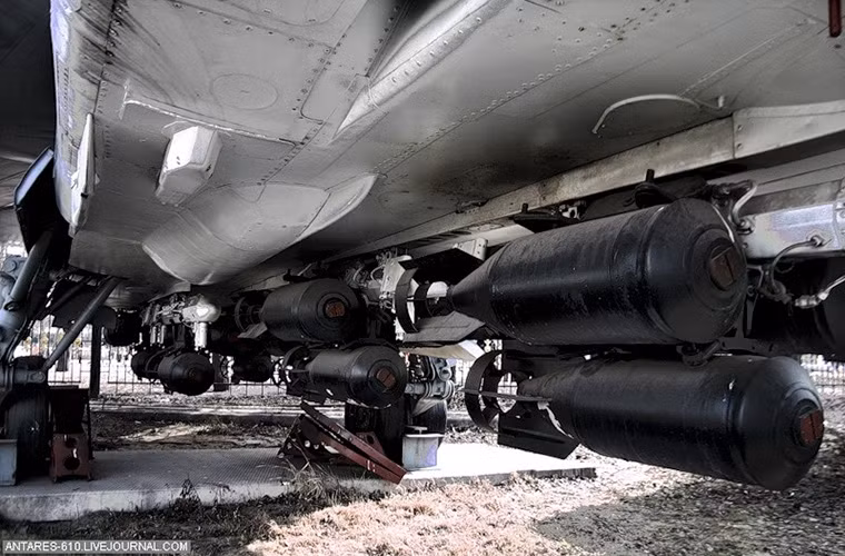 Hình ảnh chụp bên dưới phần bụng một máy bay tiêm kích đánh chặn Su-15 được trưng bày tại Bảo tàng Trung ương Các lực lượng Vũ trang Nga.