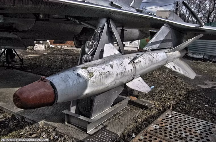 Tên lửa không đối không R-98M được trang bị trên Su-15.