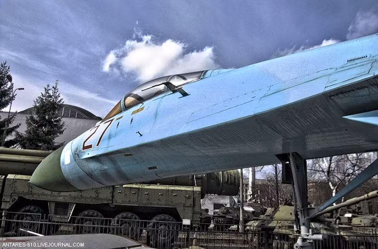 Máy bay tiêm kích Su-27 đỉnh cao của ngành công nghiệp hàng không Liên Xô.